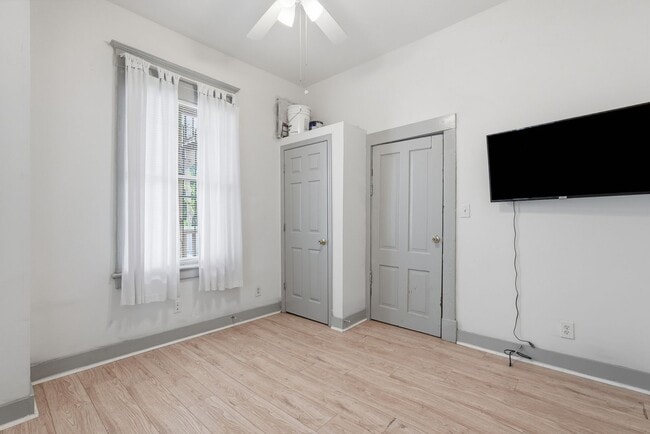 Building Photo - 538 E Waldburg St