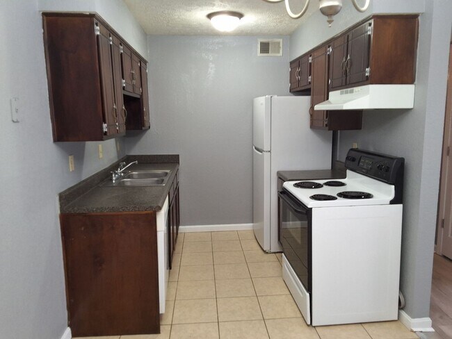 Building Photo - Comfy 2 Bedroom, 1 Bath Apartment located in Radcliff