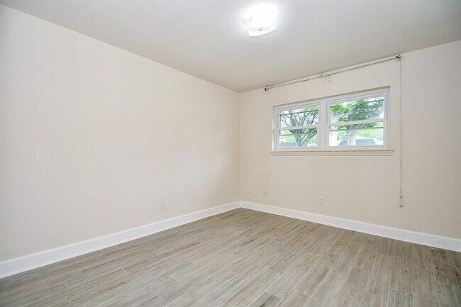 Building Photo - 3007 Broadmoor Dr