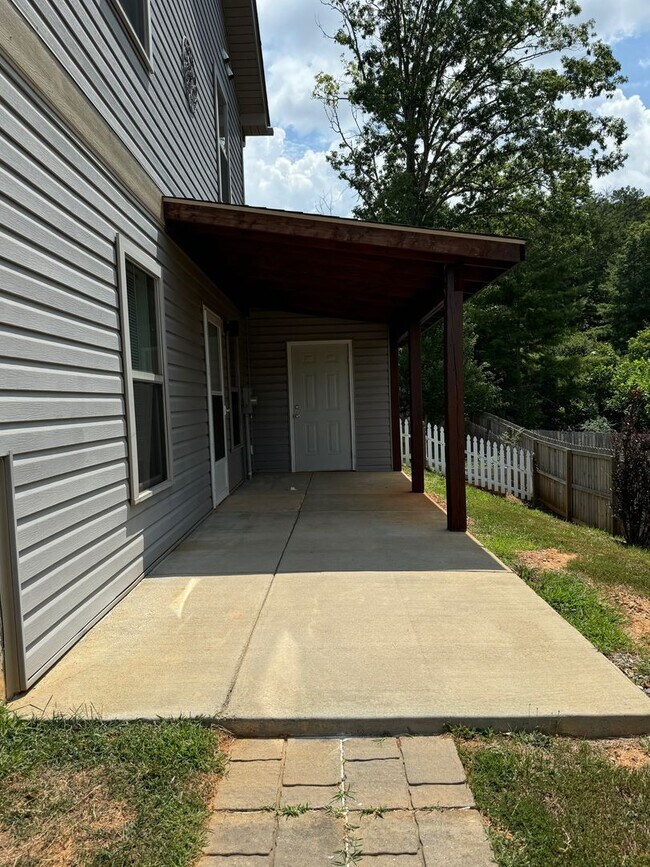 Building Photo - Weaverville - Modern, Three Bedroom, Fenced Yard