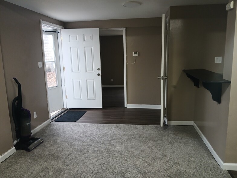 Building Photo - 216 N Main St