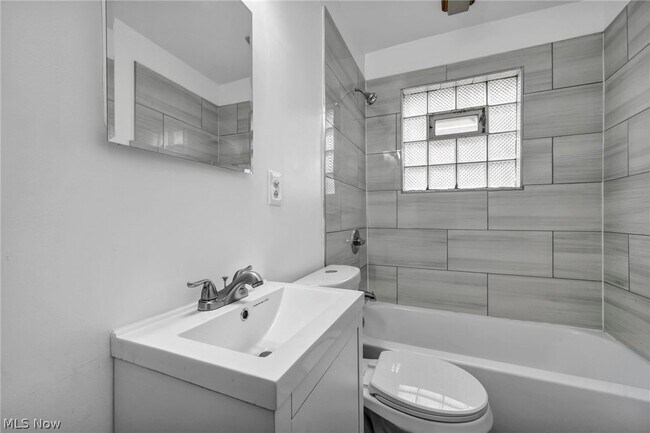Building Photo - 3202 Parklane Dr