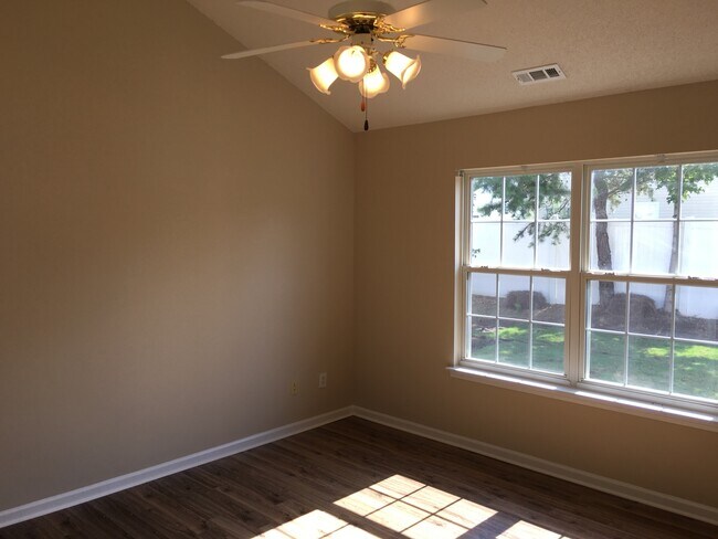 Building Photo - 404 Commons Dr
