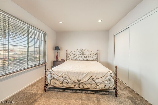 Building Photo - 1038 Tam O Shanter