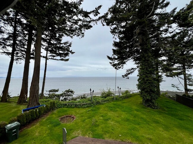 Building Photo - Charming 2 Bedroom House overlooking Birch...