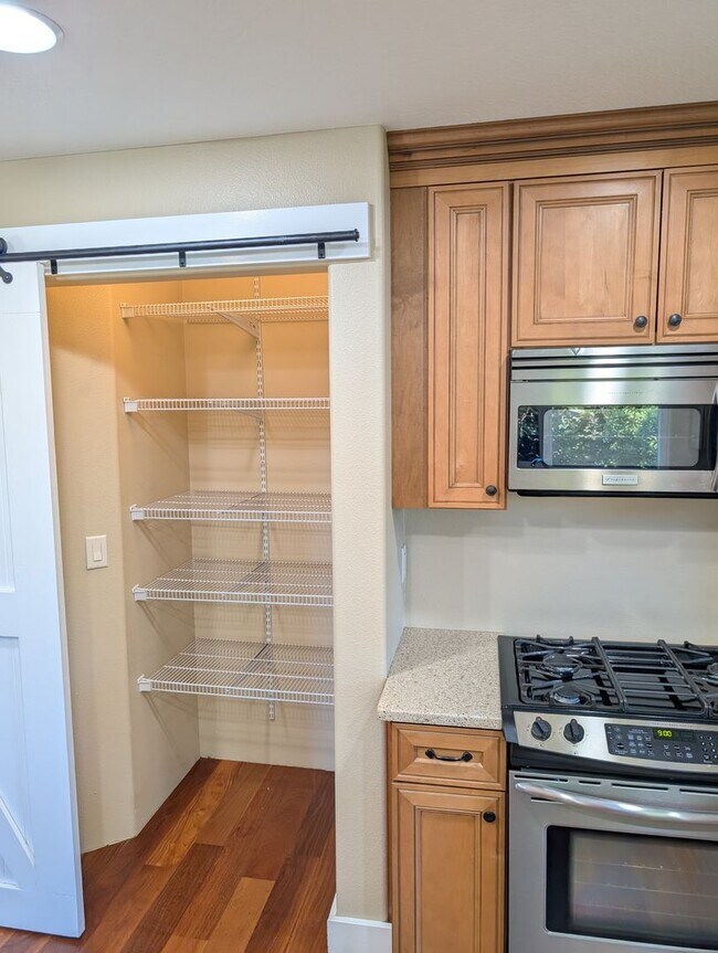 Building Photo - 4 Bed/2.5 Bath Multnomah Village Stunner w...
