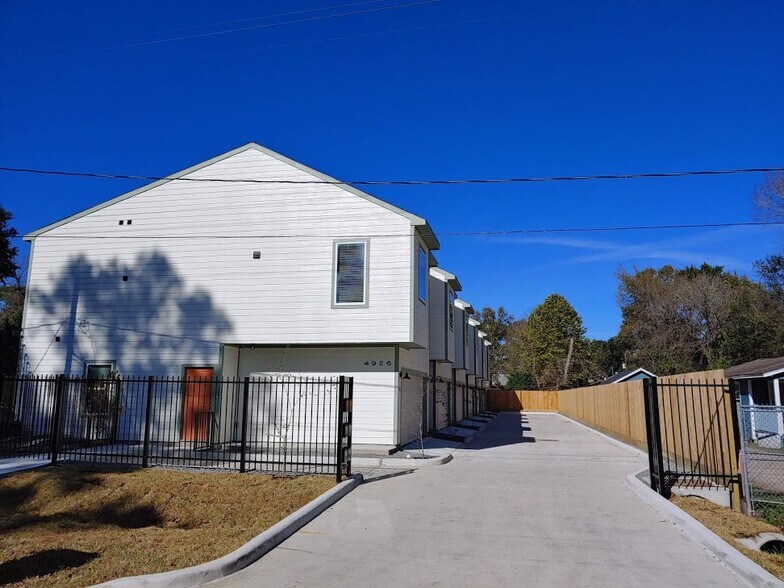 Shared driveway - 4926 Weeping Willow Rd