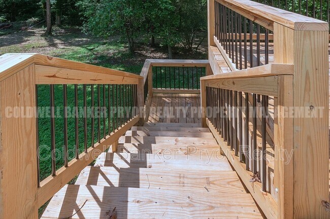 Building Photo - 313 Maple Way