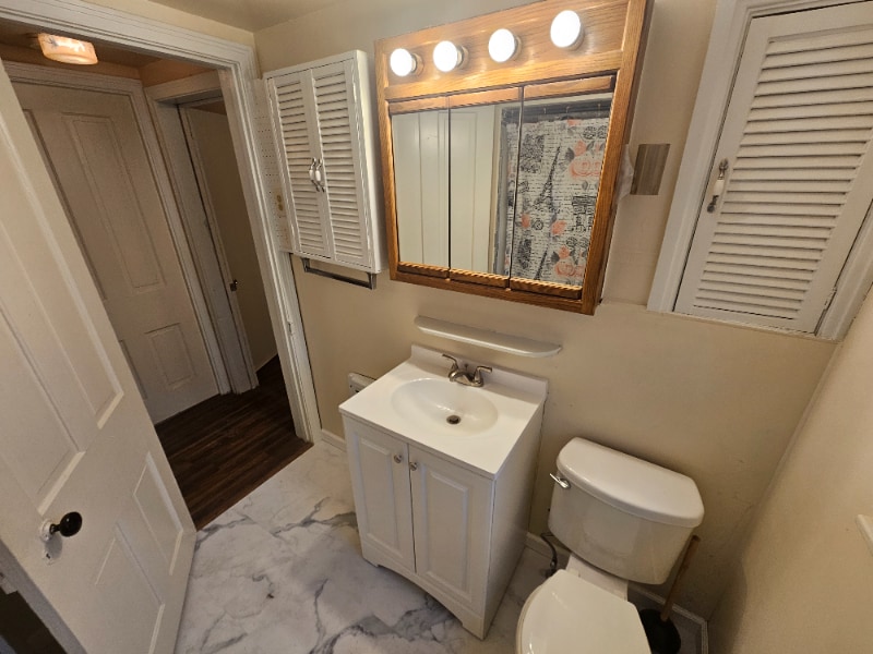 Building Photo - 1046 W 1st St