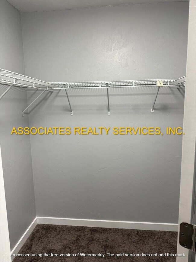 Building Photo - MUST SEE!!! 2BED/2BATH FULLY REMODELED UNIT IN GREENLEAF!!! FENCED BACK YARD!!!