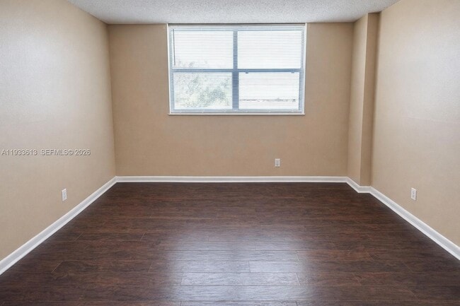 Building Photo - 470 Executive Center Dr