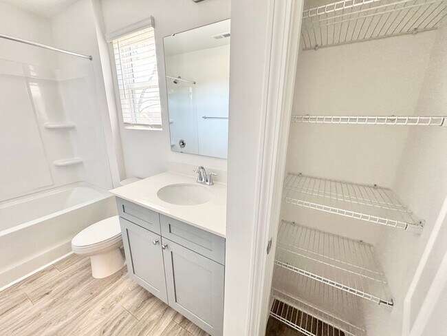 Building Photo - BEAUTIFUL New 3 br 2.5 ba home with loft and  lux primary suite
