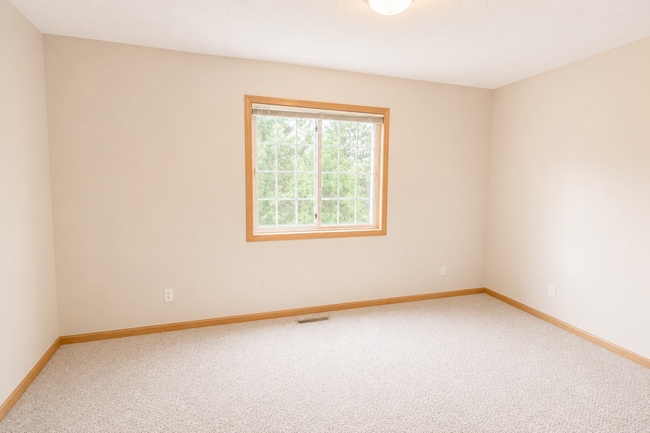 Building Photo - Bright Townhome with Fireplace & Nature Views