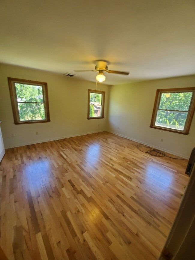 Master Bedroom - 591 E Glenlord Rd