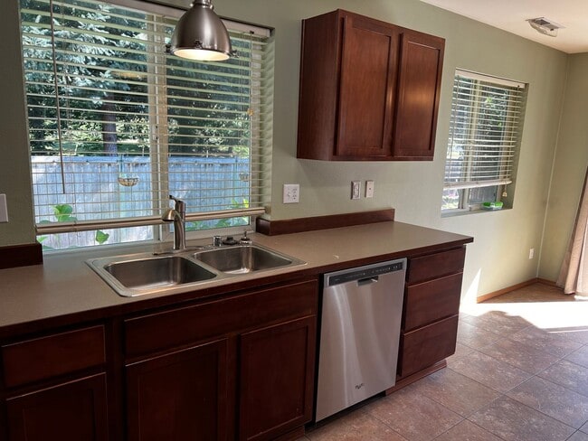 Building Photo - 3 Bedroom 2.5 Bath DuPont Home for Rent
