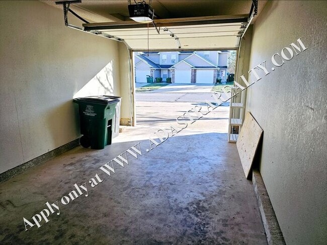 Building Photo - Beautiful Townhome in Blue Springs-Available NOW!!