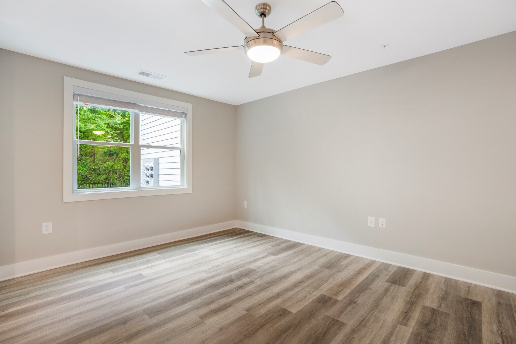 Building Photo - 303 Linwood St