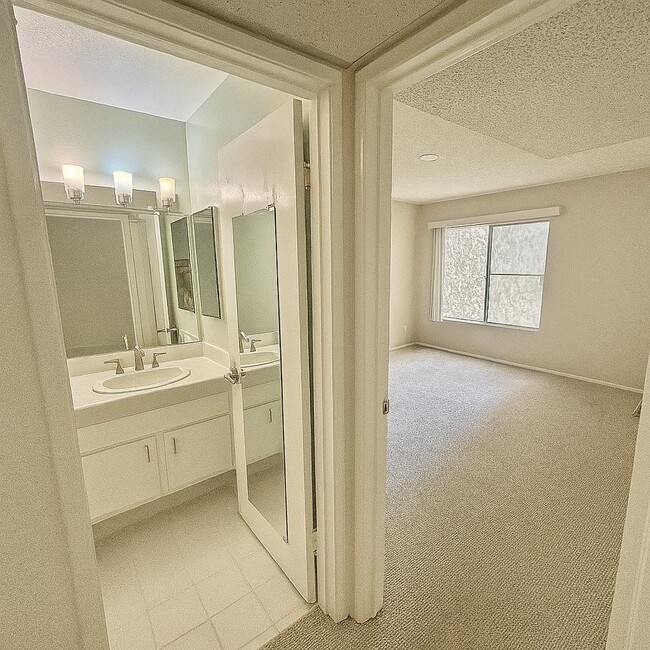 Building Photo - For Rent: 1 Bed / 1 Bath Condo in Lakeside...
