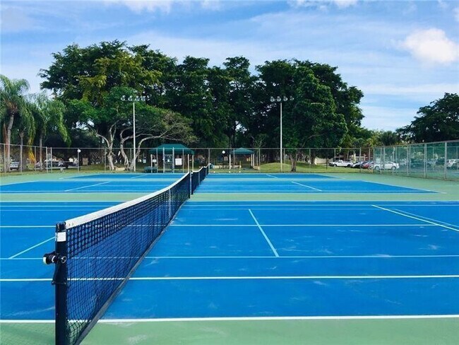 Building Photo - 2112 S Cypress Bend Dr