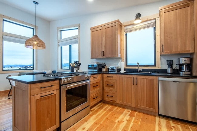 Building Photo - 3402 Alta Vista Dr