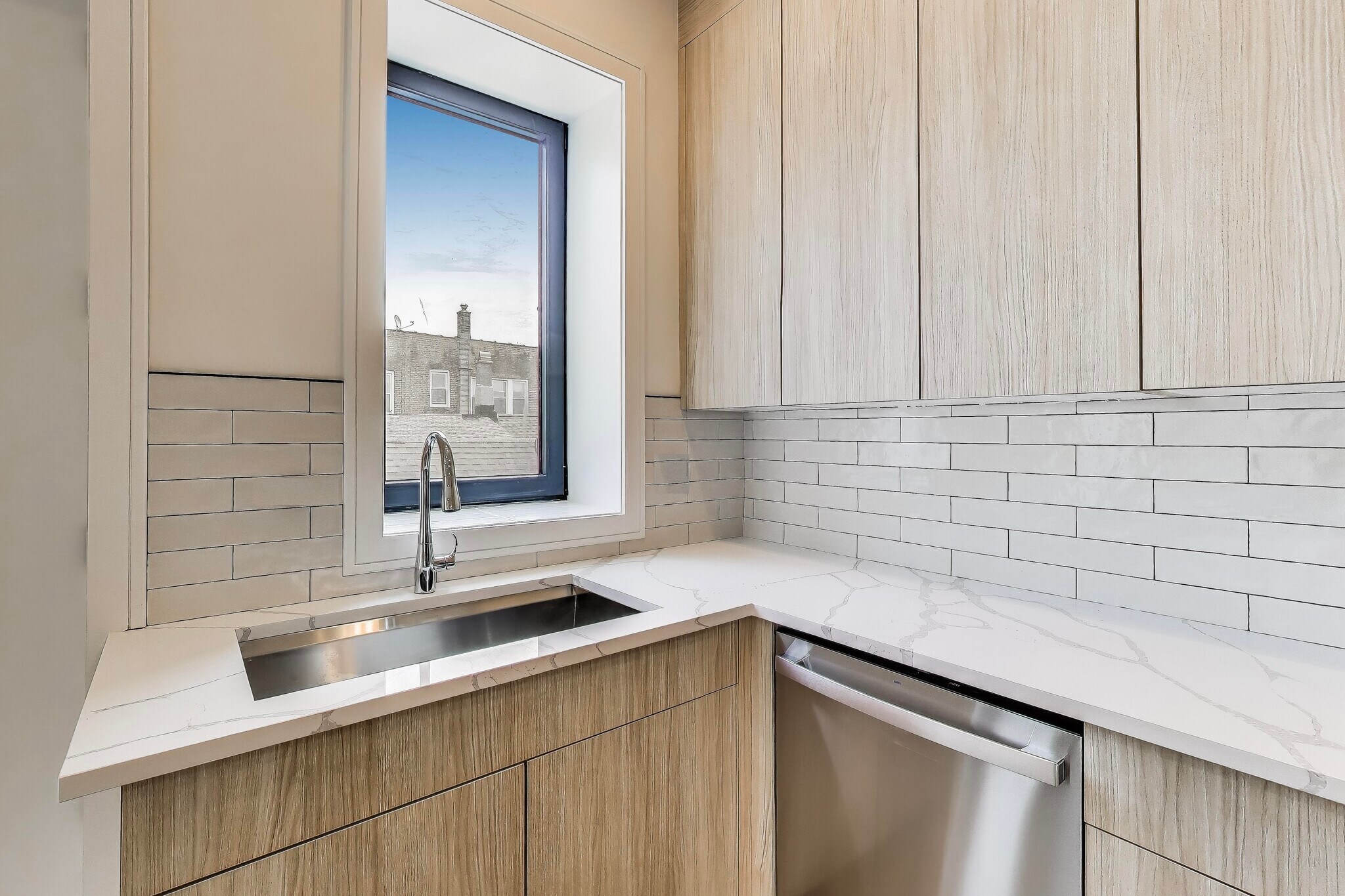 Building Photo - 2023 N Drake Ave