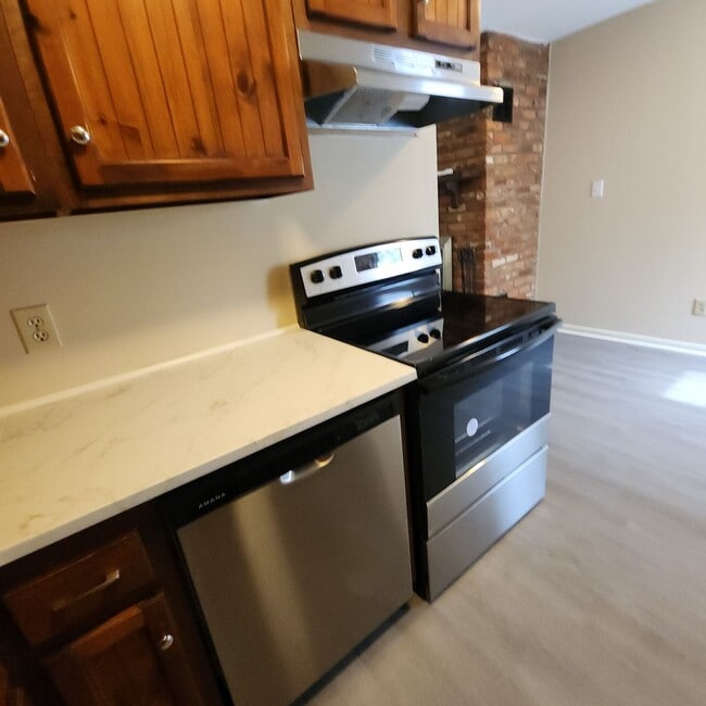 Building Photo - Updated Townhouse Apartment FOR RENT In Be...