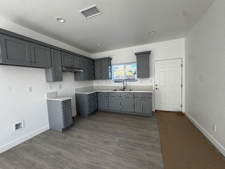 Building Photo - 1319 N Stoddard Ave