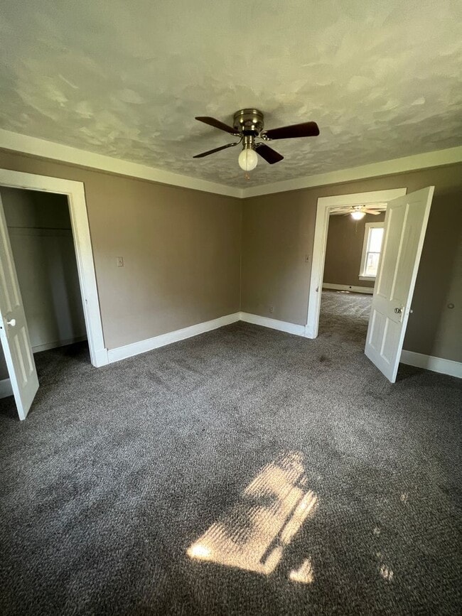 Building Photo - 2 bedroom/1 bathroom