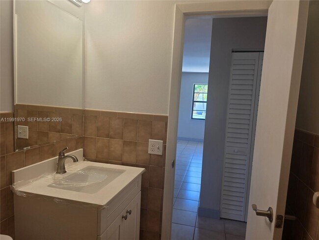 Building Photo - 2331 SW 31st Ave