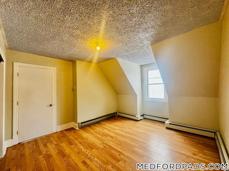 Building Photo - 569 Main St