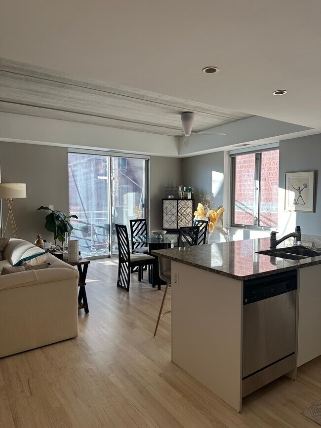 Building Photo - 1422 N La Salle Dr