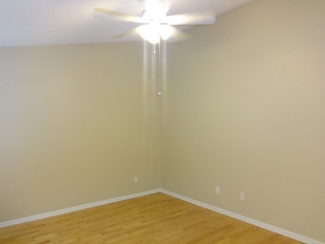 Building Photo - 1040 Pineview Ct