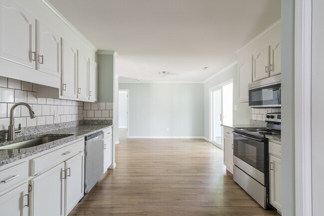 Building Photo - 578 Tryon Pl
