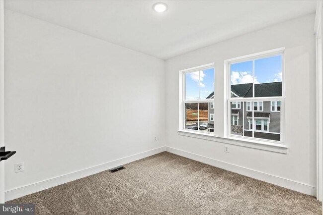 Building Photo - 9407 Pacific Elm St