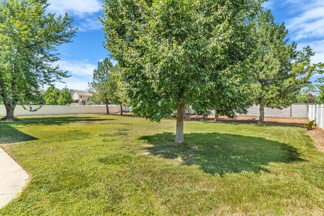 Building Photo - Spacious 5 Bed Kaysville Home with 3-Car Garage