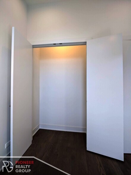 Building Photo - 2120 W Belmont Ave