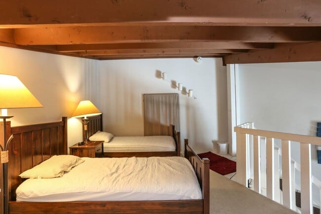 Building Photo - 2 Bedroom in Wildernest!  Summer lease!