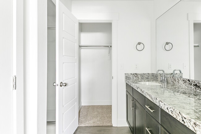 Building Photo - 4728 E Lake Corner Dr