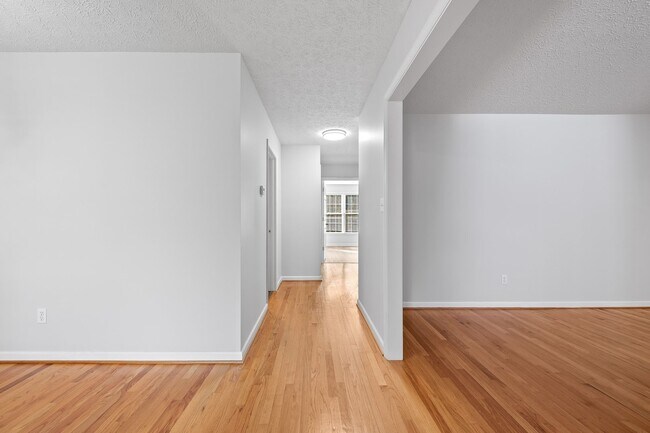 Building Photo - Main Level 2 Bedroom