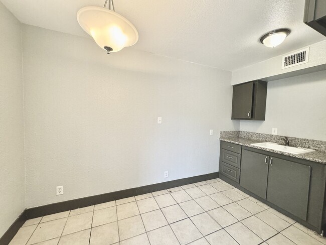 Building Photo - Chic 2-Bedroom Condo in Heart of Las Vegas...