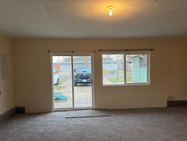 Building Photo - COMING SOON! 3 bedroom, 1.5 bath house in Eugene!