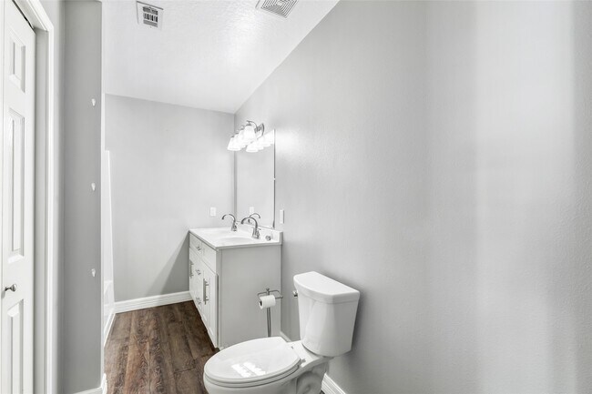 Building Photo - 520 E Defee Ave