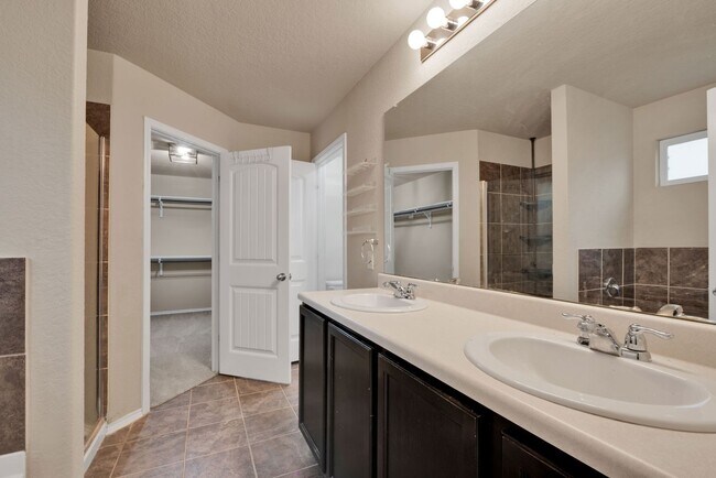 Building Photo - Spacious 5-Bedroom Beauty in Redbird Ranch –  with Community Perks!