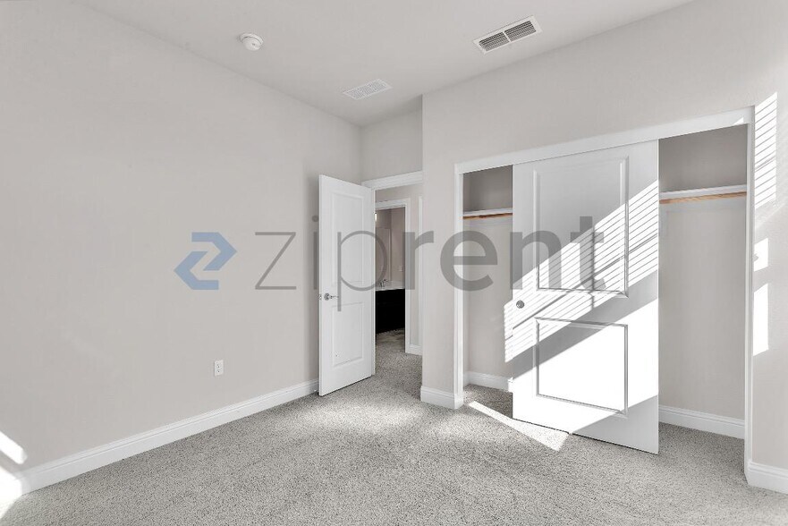 Building Photo - Unit