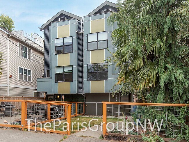 Building Photo - Gorgeous Green Lake TH – 1 Block to Lake