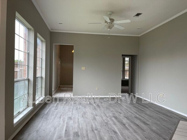 Building Photo - 815 Valleybrooke Dr