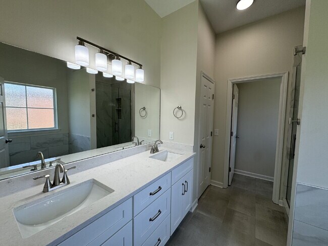Building Photo - Stunning Move-In Ready Home in Hendersonville – Minutes from Old Hickory Lake!