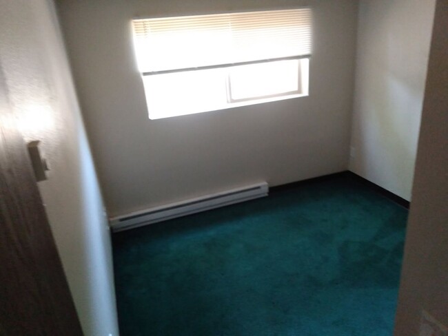 Building Photo - 1 bedroom 1 bathroom bottom floor downstai...