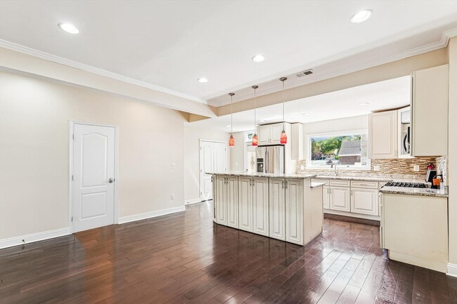 Primary Photo - Charming and very Spacious 3 BR/3.5 BTH in...