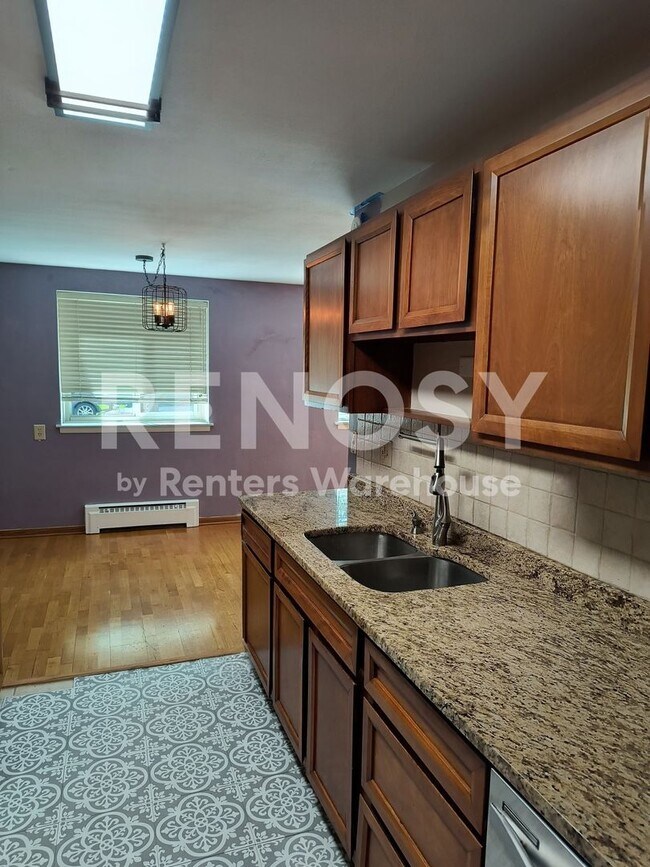 Building Photo - Available June 10th 2 Bedroom 1 Bath Condo in Minneapolis